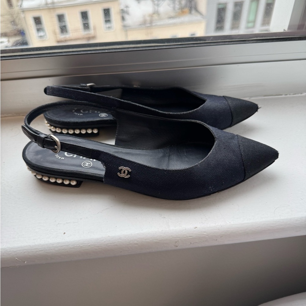 CHANEL Black Pointed-Toe Flats - Picture 2 of 3